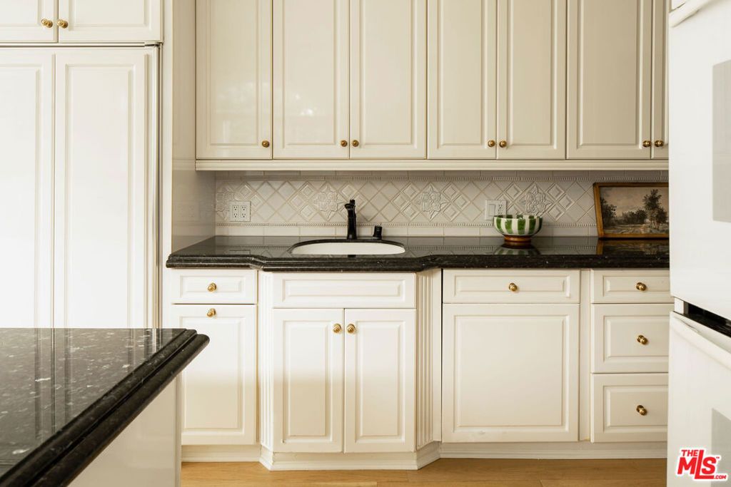 Image 14 of property listing at 166 N Mccadden Place, Los Angeles, CA 90004