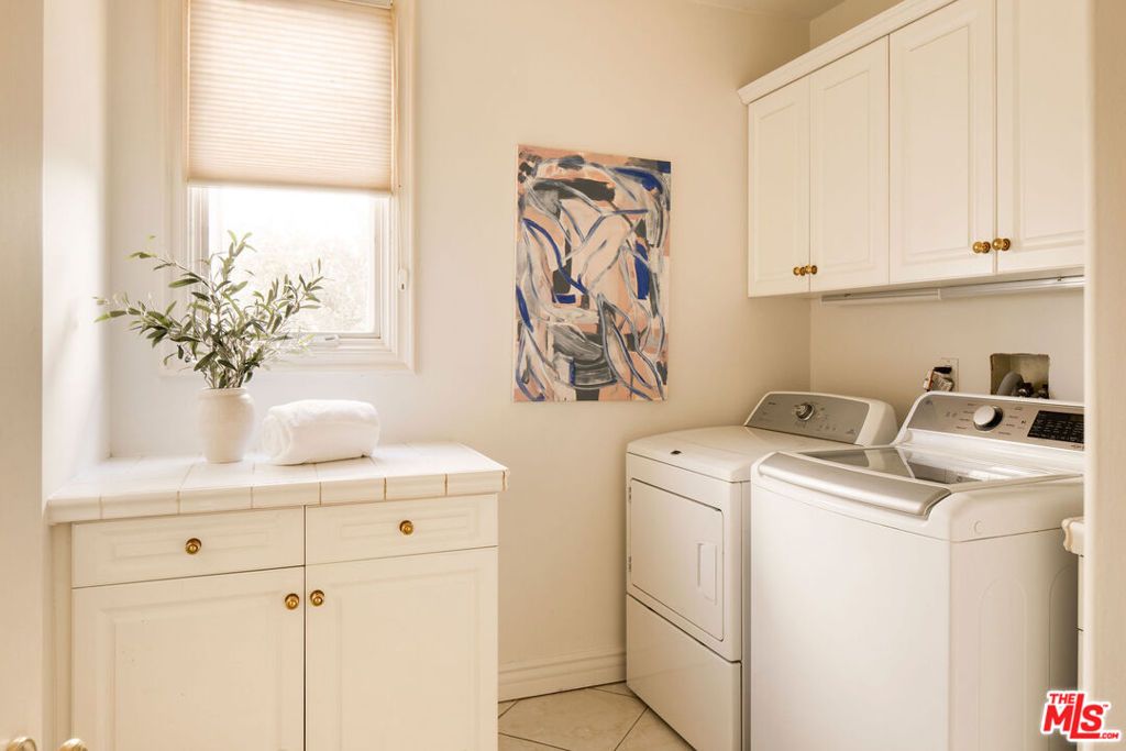 Image 17 of property listing at 166 N Mccadden Place, Los Angeles, CA 90004