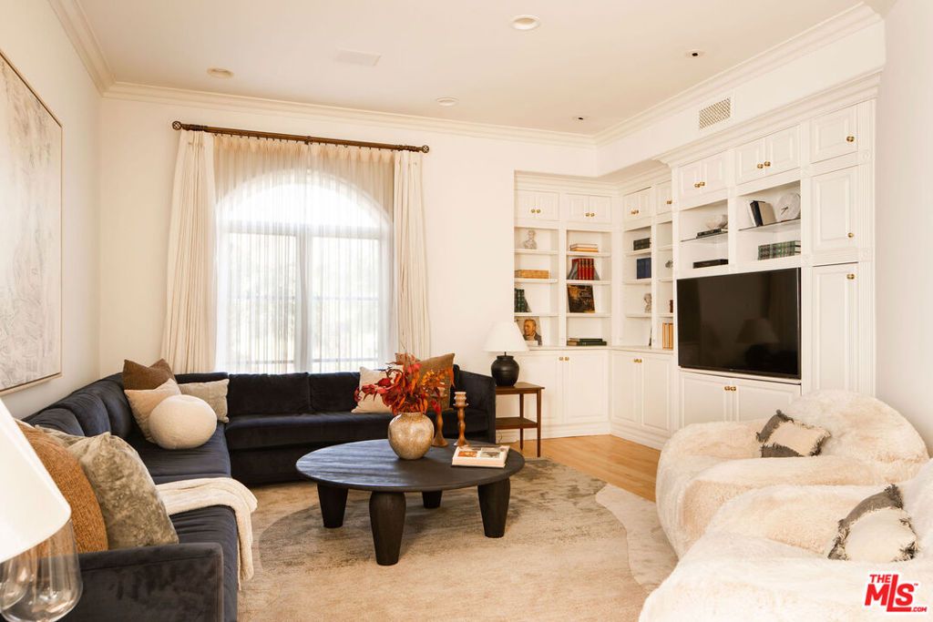 Image 18 of property listing at 166 N Mccadden Place, Los Angeles, CA 90004