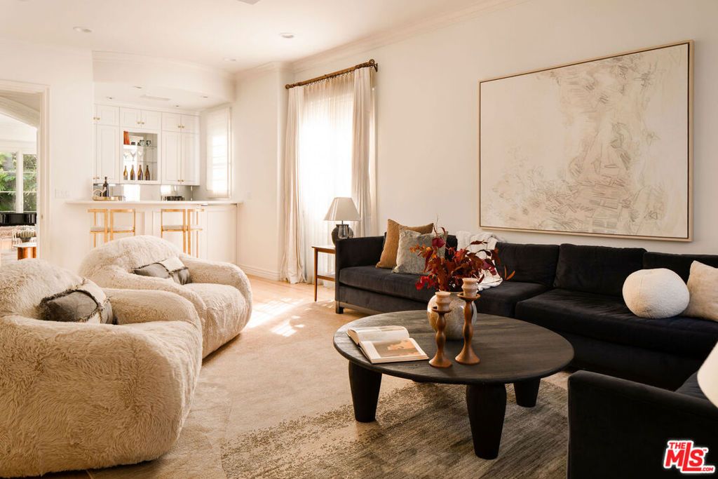 Image 19 of property listing at 166 N Mccadden Place, Los Angeles, CA 90004