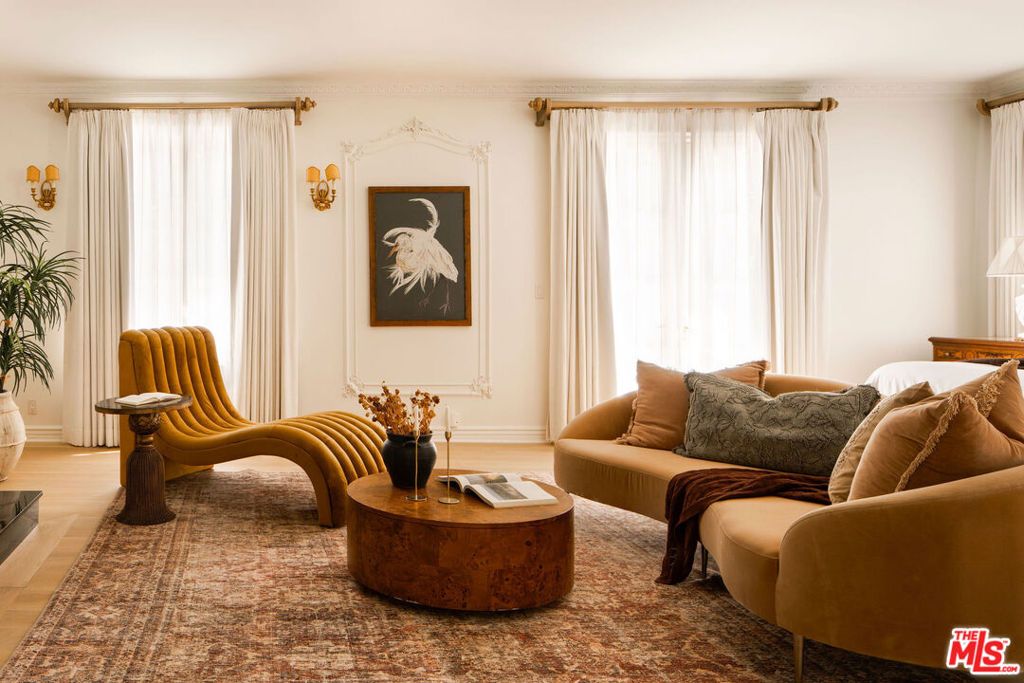 Image 23 of property listing at 166 N Mccadden Place, Los Angeles, CA 90004