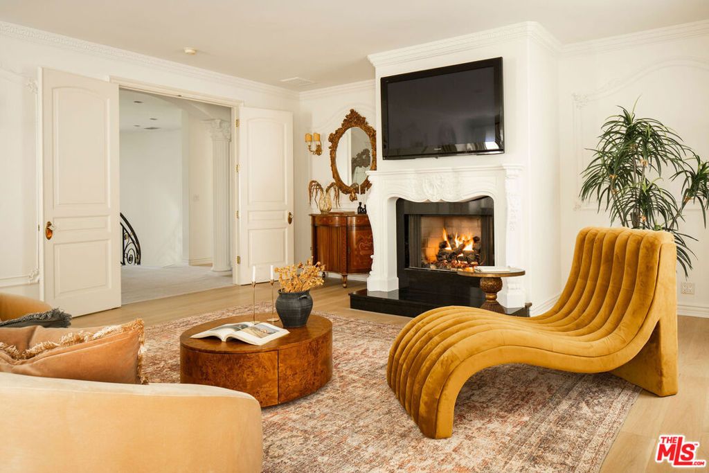 Image 25 of property listing at 166 N Mccadden Place, Los Angeles, CA 90004