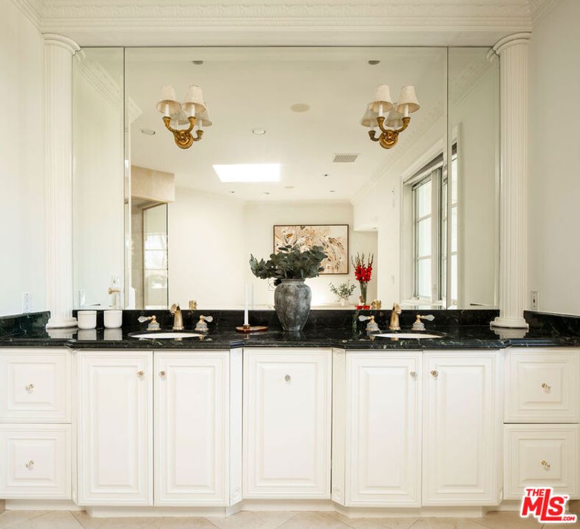 Image 28 of property listing at 166 N Mccadden Place, Los Angeles, CA 90004