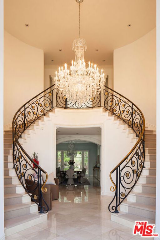 Image 3 of property listing at 166 N Mccadden Place, Los Angeles, CA 90004