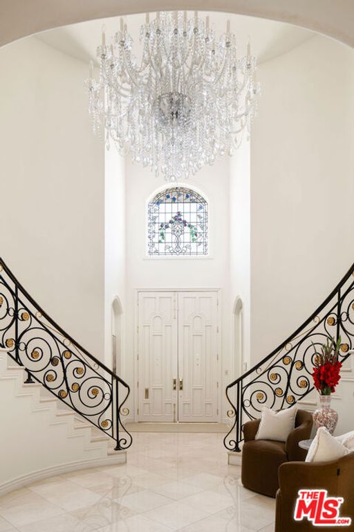 Image 5 of property listing at 166 N Mccadden Place, Los Angeles, CA 90004