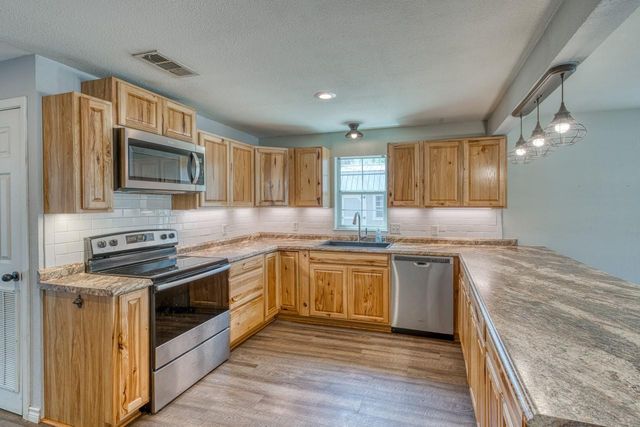 609 Dickson ST, Lexington, TX 78947