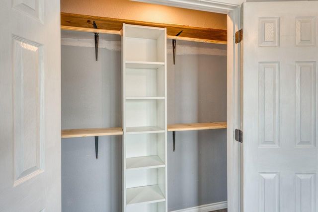 609 Dickson ST, Lexington, TX 78947