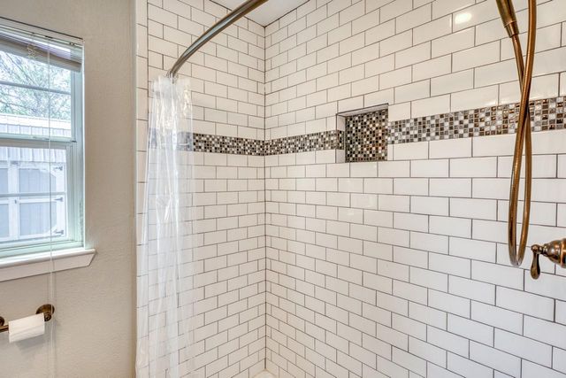 609 Dickson ST, Lexington, TX 78947