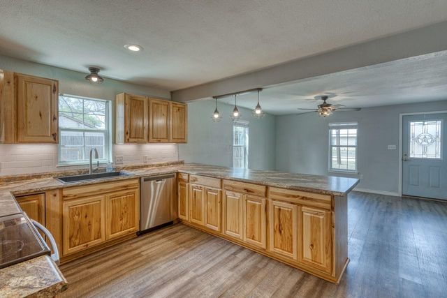 609 Dickson ST, Lexington, TX 78947