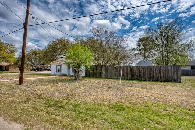 609 Dickson ST, Lexington, TX 78947