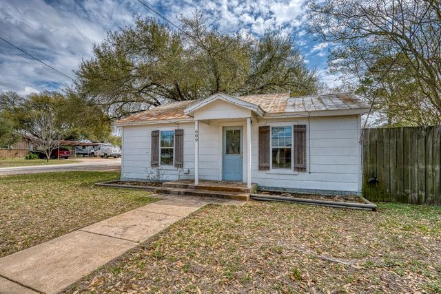 609 Dickson ST, Lexington, TX 78947