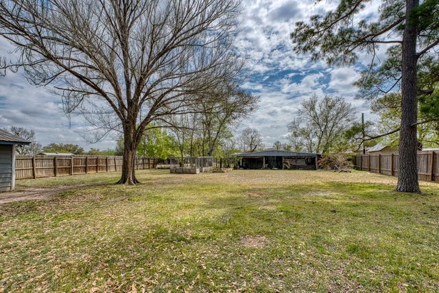 609 Dickson ST, Lexington, TX 78947