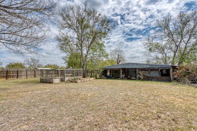 609 Dickson ST, Lexington, TX 78947