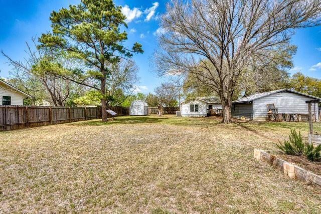 609 Dickson ST, Lexington, TX 78947