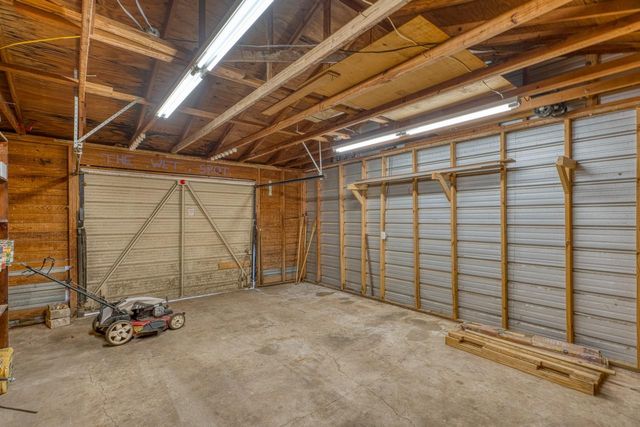 609 Dickson ST, Lexington, TX 78947