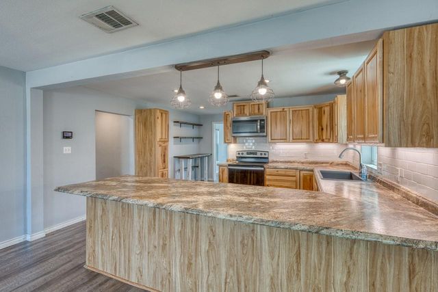 609 Dickson ST, Lexington, TX 78947