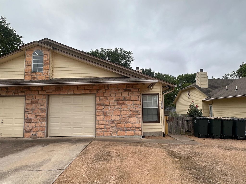 1503 HAWTHORNE ST B, Bastrop, TX 78602
