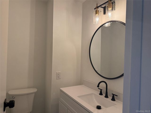 15 Oldfield Road 15, Roslyn, NY 11576