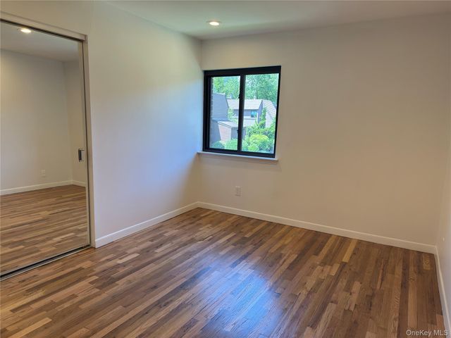 15 Oldfield Road 15, Roslyn, NY 11576