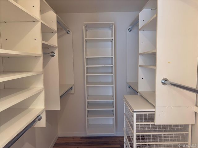 15 Oldfield Road 15, Roslyn, NY 11576