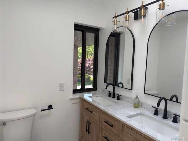 15 Oldfield Road 15, Roslyn, NY 11576