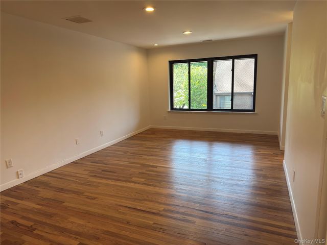 15 Oldfield Road 15, Roslyn, NY 11576