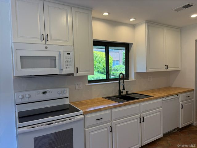 15 Oldfield Road 15, Roslyn, NY 11576