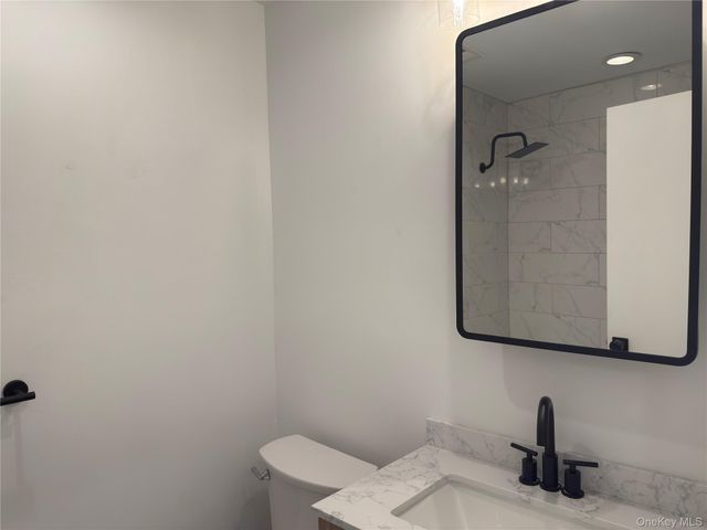 15 Oldfield Road 15, Roslyn, NY 11576