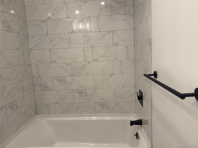 15 Oldfield Road 15, Roslyn, NY 11576