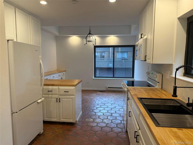 15 Oldfield Road 15, Roslyn, NY 11576