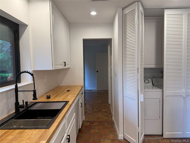 15 Oldfield Road 15, Roslyn, NY 11576