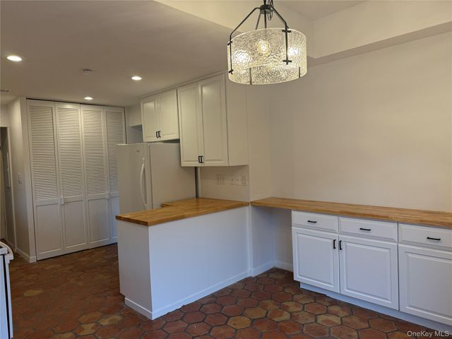 15 Oldfield Road 15, Roslyn, NY 11576