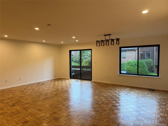 15 Oldfield Road 15, Roslyn, NY 11576