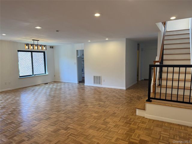 15 Oldfield Road 15, Roslyn, NY 11576