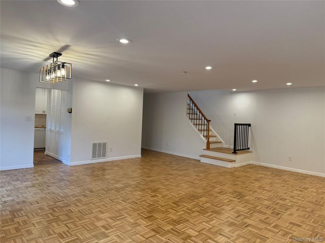 15 Oldfield Road 15, Roslyn, NY 11576