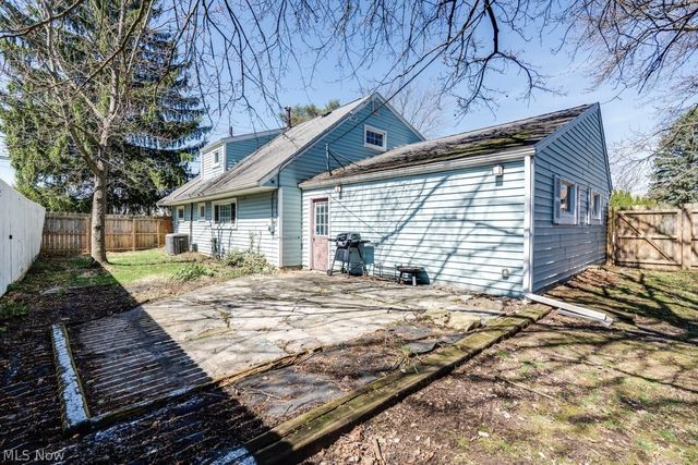 22 Van Doren Drive, Cuyahoga Falls, OH 44221