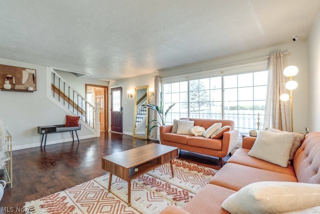 22 Van Doren Drive, Cuyahoga Falls, OH 44221