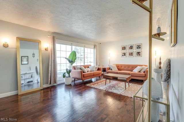 22 Van Doren Drive, Cuyahoga Falls, OH 44221