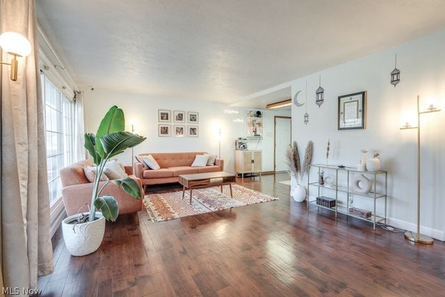 22 Van Doren Drive, Cuyahoga Falls, OH 44221