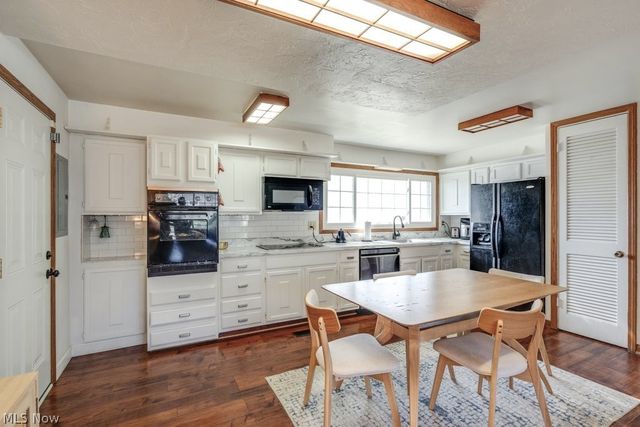 22 Van Doren Drive, Cuyahoga Falls, OH 44221