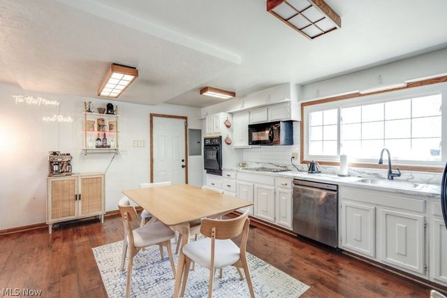 22 Van Doren Drive, Cuyahoga Falls, OH 44221