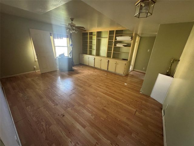 1139 7th Avenue N, Texas City, TX 77590