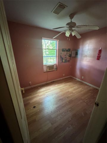 1139 7th Avenue N, Texas City, TX 77590