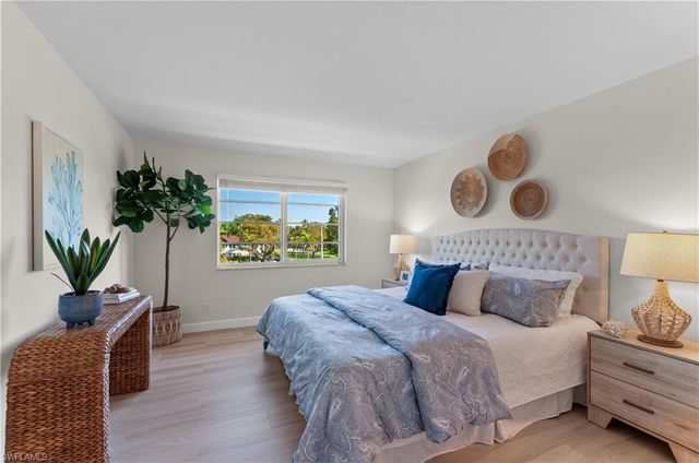 570 12th AVE S 570, Naples, FL 34102