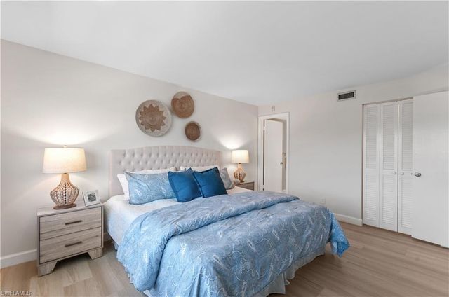 570 12th AVE S 570, Naples, FL 34102