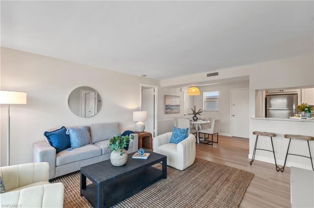 570 12th AVE S 570, Naples, FL 34102