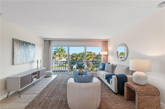 570 12th AVE S 570, Naples, FL 34102