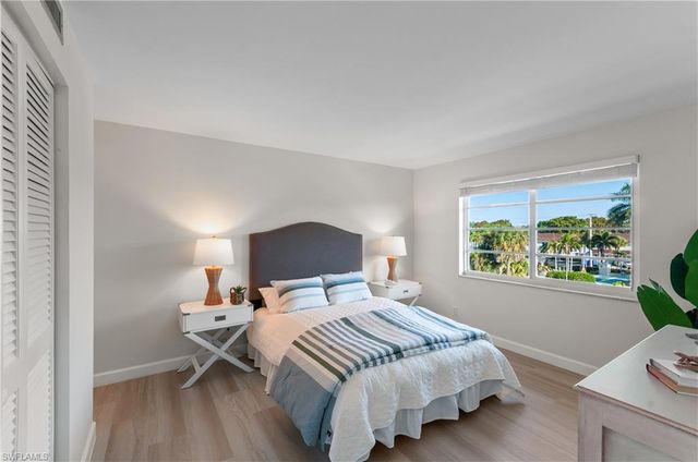 570 12th AVE S 570, Naples, FL 34102