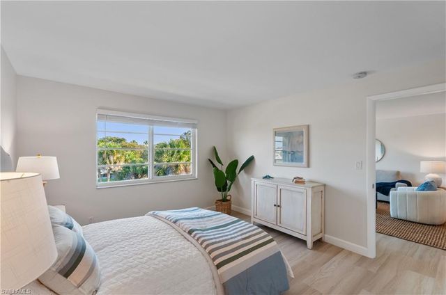 570 12th AVE S 570, Naples, FL 34102