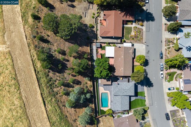 152 Regency Dr, Clayton, CA 94517